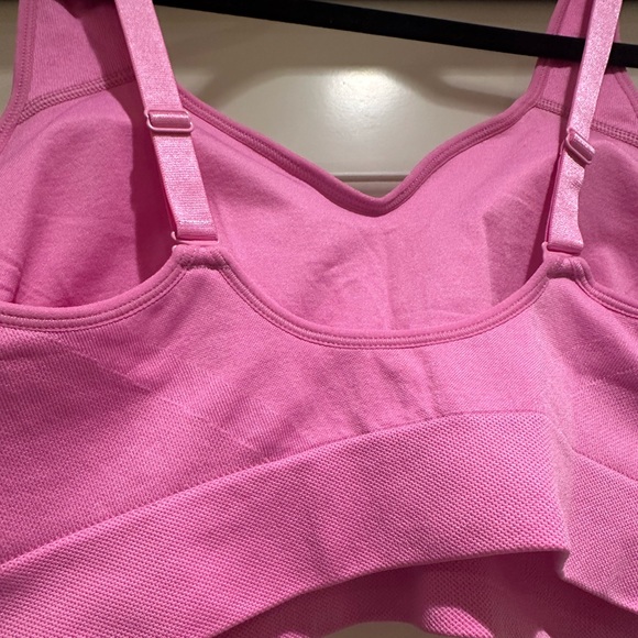 NEVER WORN Puma pink sports bra size XL -  adjustable straps and removable pads - Picture 4 of 6